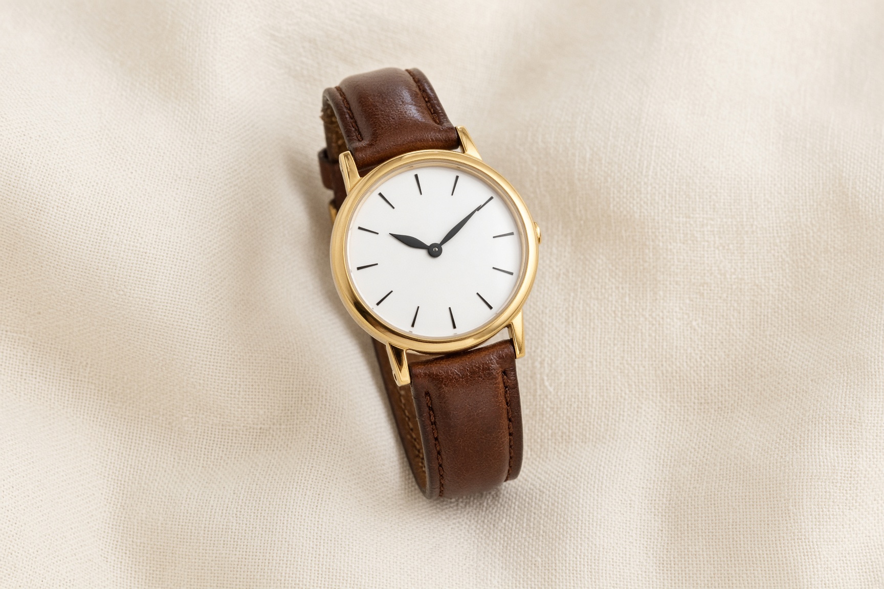Goldene Armbanduhr auf Leinen